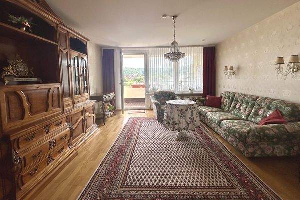 Wohnzimmer mit Balkon