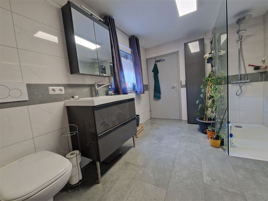 Bad EG mit modernem Waschtisch