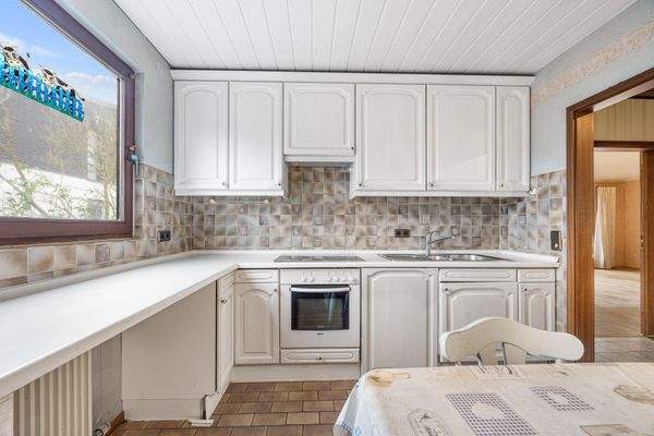 helle Einbauküche mit separatem Essbereich