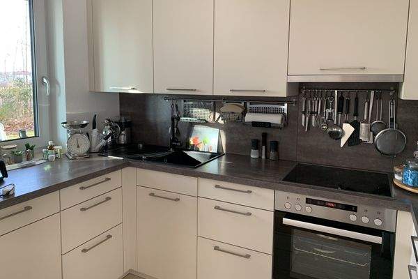 gutbelichtete Küche mit neuwertiger Einbauküche