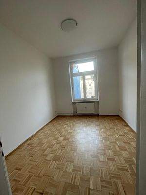 Leeres Zimmer mit Fenster