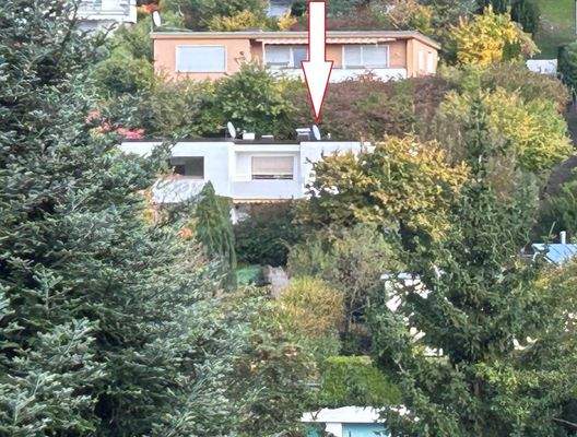 Blick auf die DHH von gegenüberliegender Höhe aus