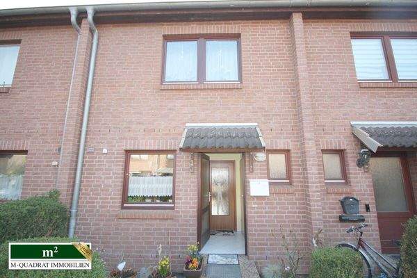 Eingangsbereich und Vorgarten Reihenmittelhaus