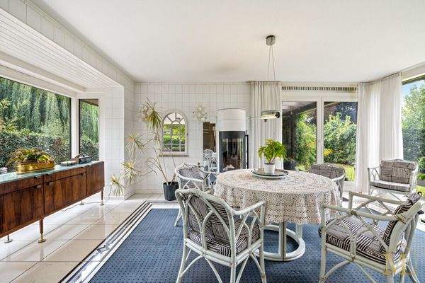 Wintergarten mit Kamin und Zugang zur Terrasse