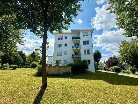 Hausansicht mit Garten 3