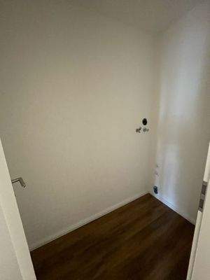 Abstellkammer mit Waschmaschinenanschluss