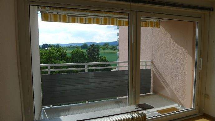 Loggia mit Markise mit Zugang durchs Wohnzimmer