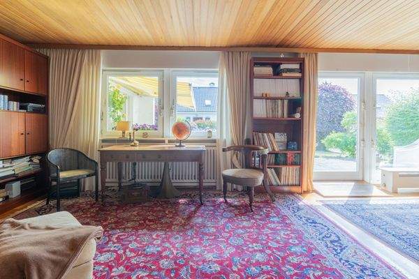 Lesezimmer mit Zugang in den Garten