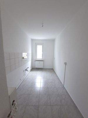 Helle Küche mit Fliesenboden