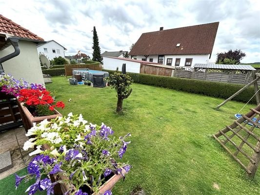 Blick von der Terrasse in den Garten