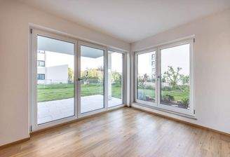 Blick vom Wohnzimmer auf die Terrasse und in den G