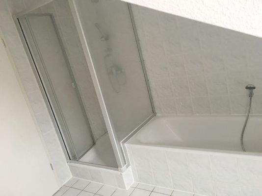 Geräumiges Bad mit Badewanne &amp; Dusche