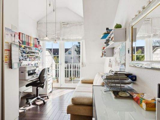 Zimmer OG mit Blick zum Balkon