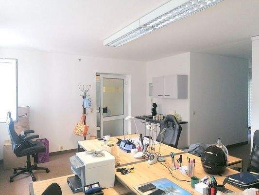 Hauptraum mit Küchenanschluss