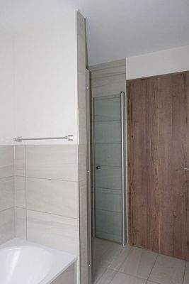 ... mit Badewanne und Dusche ...