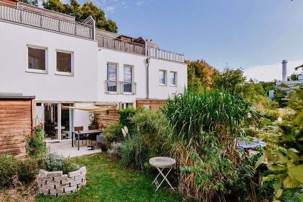 Blick auf die Außenfassade vom Garten aus