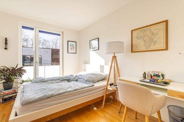 Schlafzimmer mit Zugang zum Balkon