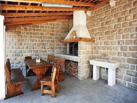 Außenküche mit Steingrill