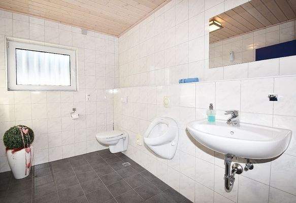 Hell und modern gestaltetes Kunden-WC