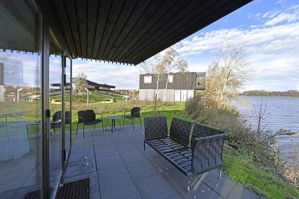 Luxus 4-Personen-Ferienhaus direkt am Wasser im Roompot Lakeside Resort Brielle mit 2 Schlafzimmern und 2 ensuite Badezimmern021