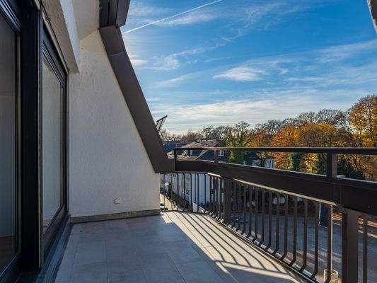 Balkon mit Blick ins Grüne.