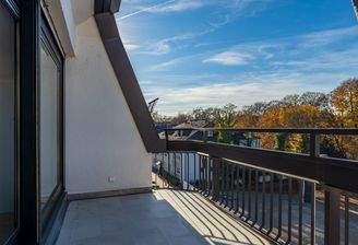 Balkon mit Blick ins Grüne.