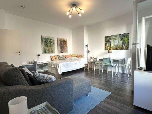 Blick RIchtung Bett/Essbereich