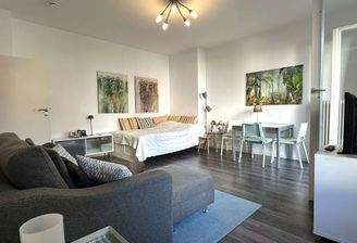 Blick RIchtung Bett/Essbereich