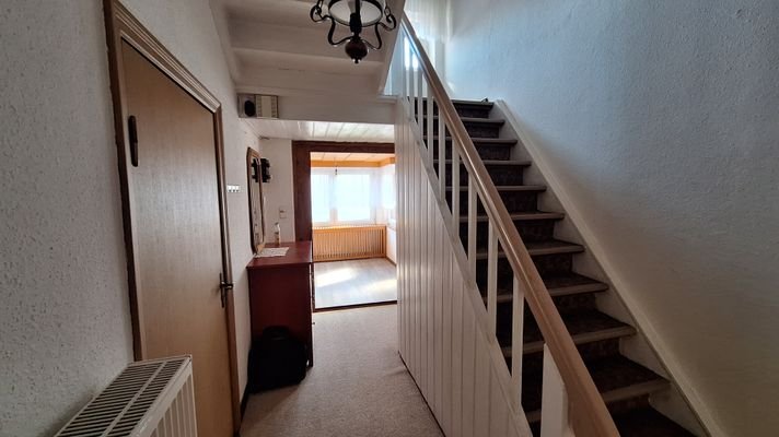 EG Flur, rechts Treppe zum DG 2945.jpg