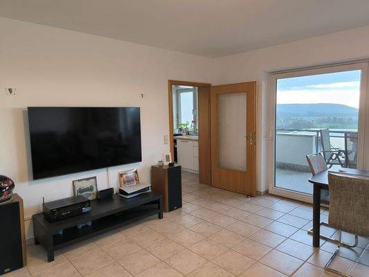 Wohnzimmer mit Balkon