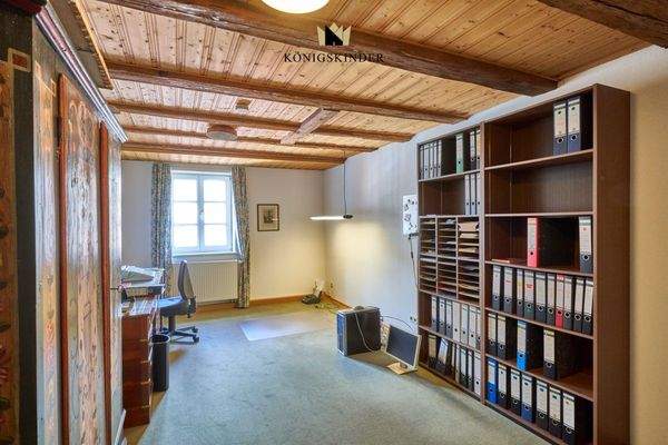 über der Wohnung: Ihr Homeoffice oder Poetenklause...