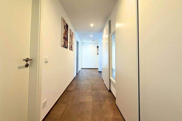 Flur mit Einbauschränken