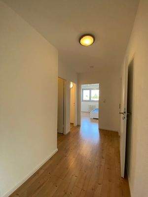 Heller Flur zur Wohnung