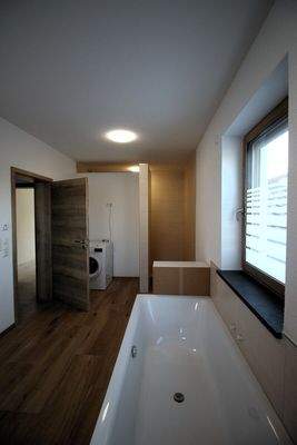 OG Bad mit Wanne und Dusche