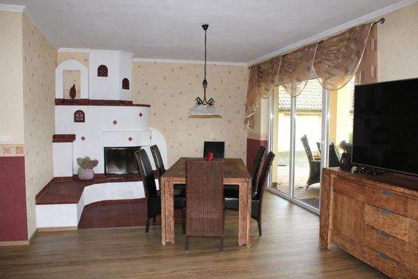 Wohnzimmer mit Kamin