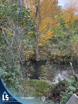 Bach am Ende des Grundstücks