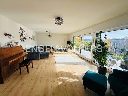 Heller Wohnbereich mit großzügigen Fensterfronten