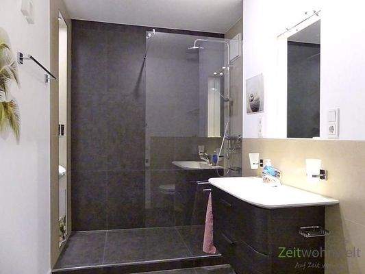 bodentiefe Glasdusche mit LED-Beleuchtung