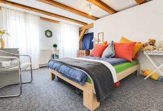 Schlafzimmer mit Ankkleidebereich