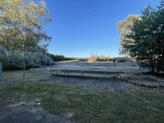 großes ebenes Grundstück