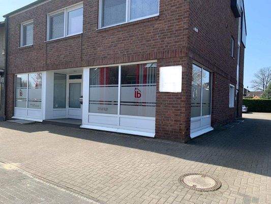 Glasfront zur Hauptgeschäftsstraße 