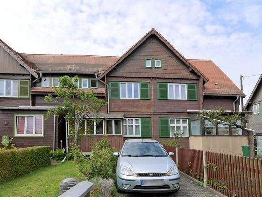 Vorgarten und PKW-Stellplatz