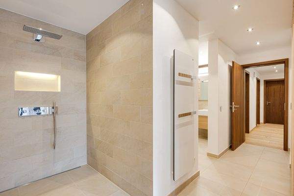 Dusche im Sauna und Fitnessbereich