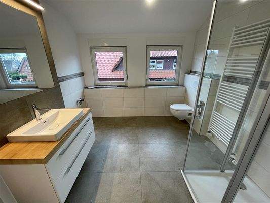 Bad mit WC und Dusche und Waschmaschinen-Anschluss