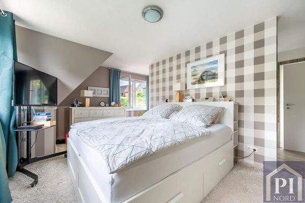 Schlafzimmer mit Blick in den Garten