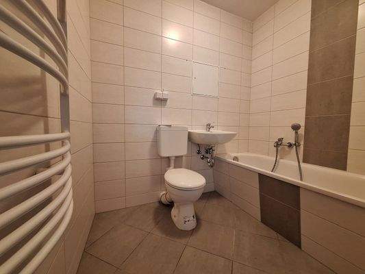 gefliestes Bad mit Wanne