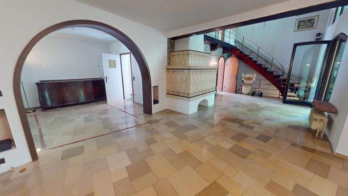 Blick vom Wohnzimmer in den Galeriebereich sowie Essen