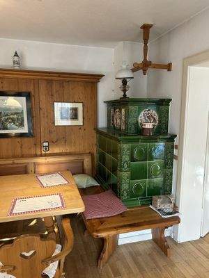 Essbereich mit Kachelofen