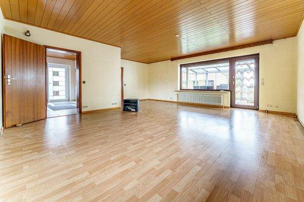 Wohnzimmer mit Gartenzugang.