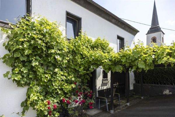 Sitzgelegenheit vorm Haus ....